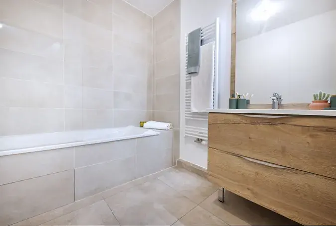 stgenislaval-lumiflore-salledebain